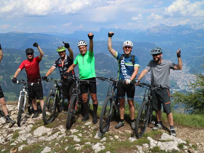 Mountainbiker am Gipfel des Gantkofels