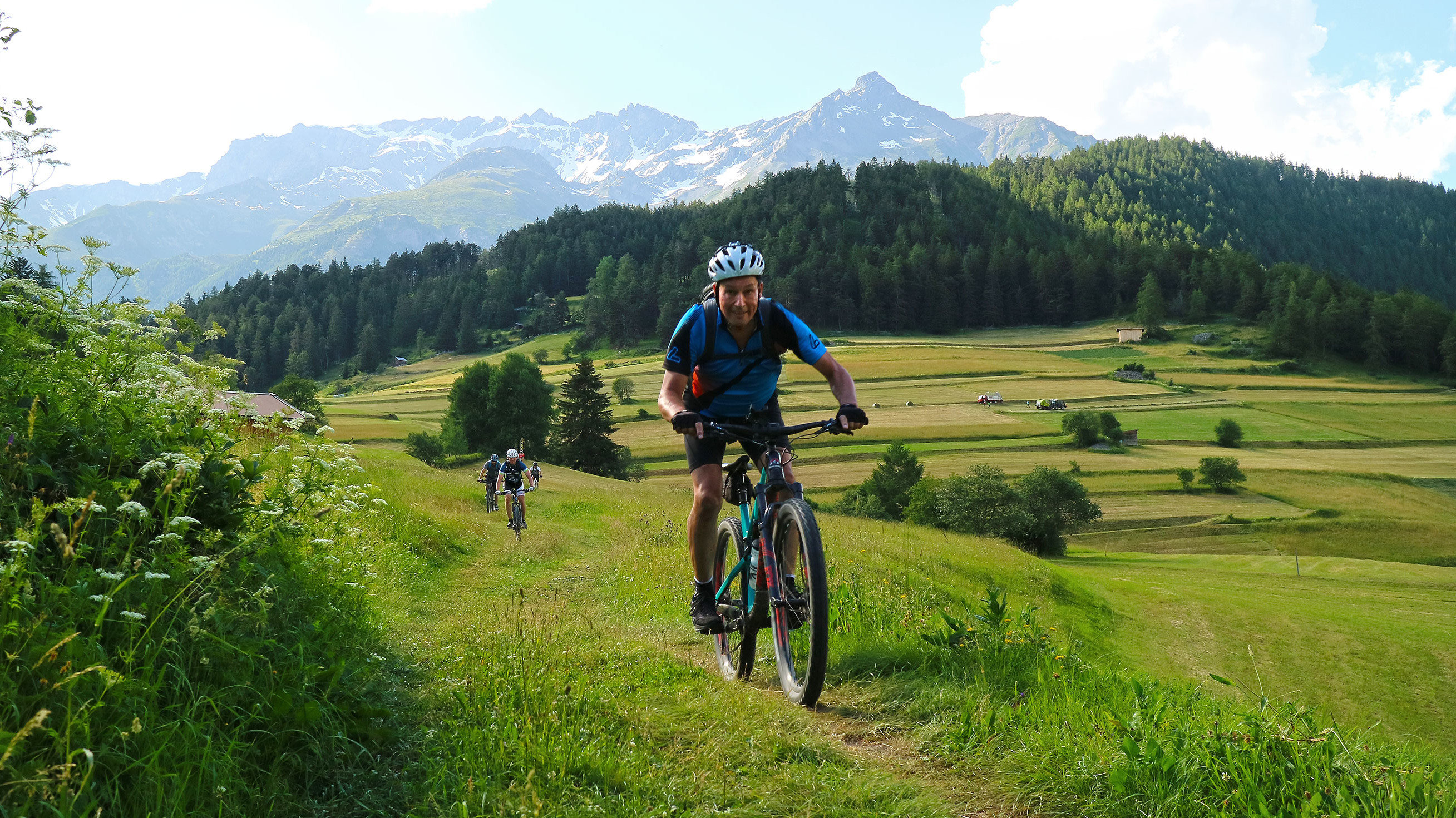 Mountainbiker fährt wiesentrail nach Nauders bei Alpencross