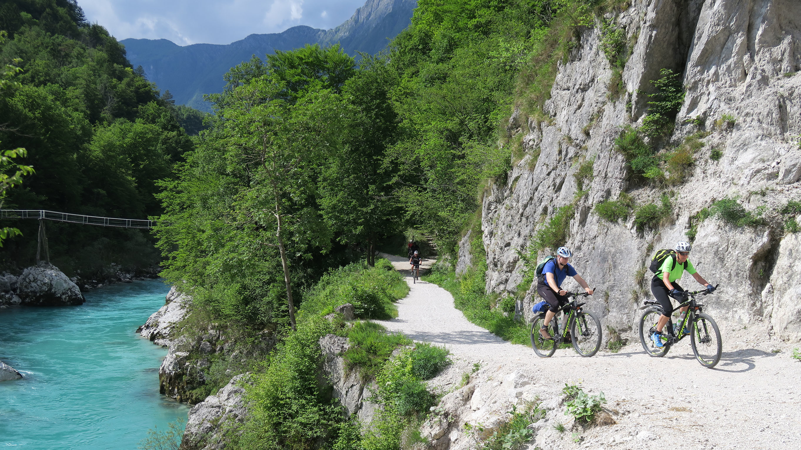 Mountainbiker auf leichten Wegen entlang der Soca
