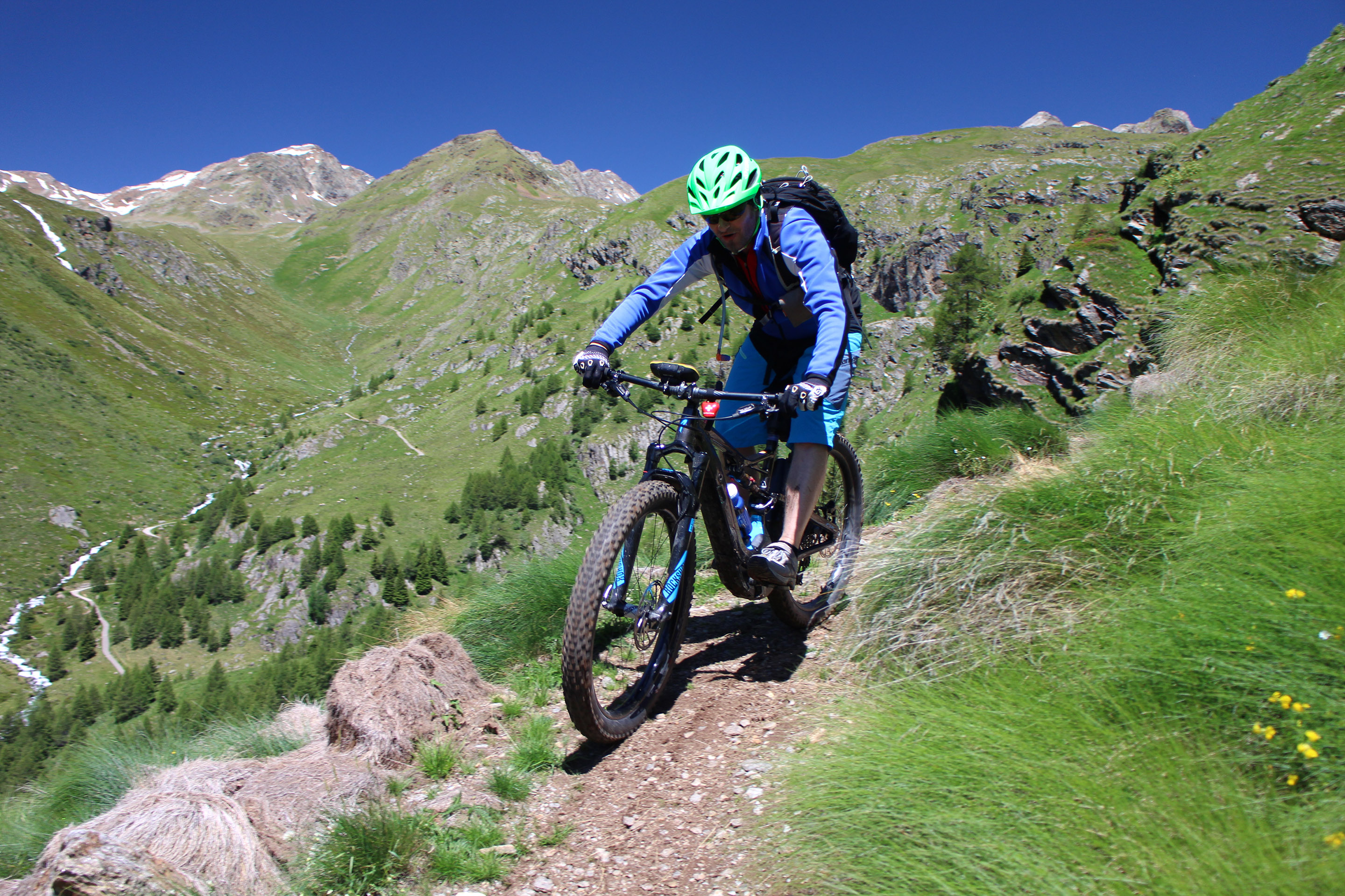 E-MTB-Fahrer bei schnellem Downhill vom Gaviapass