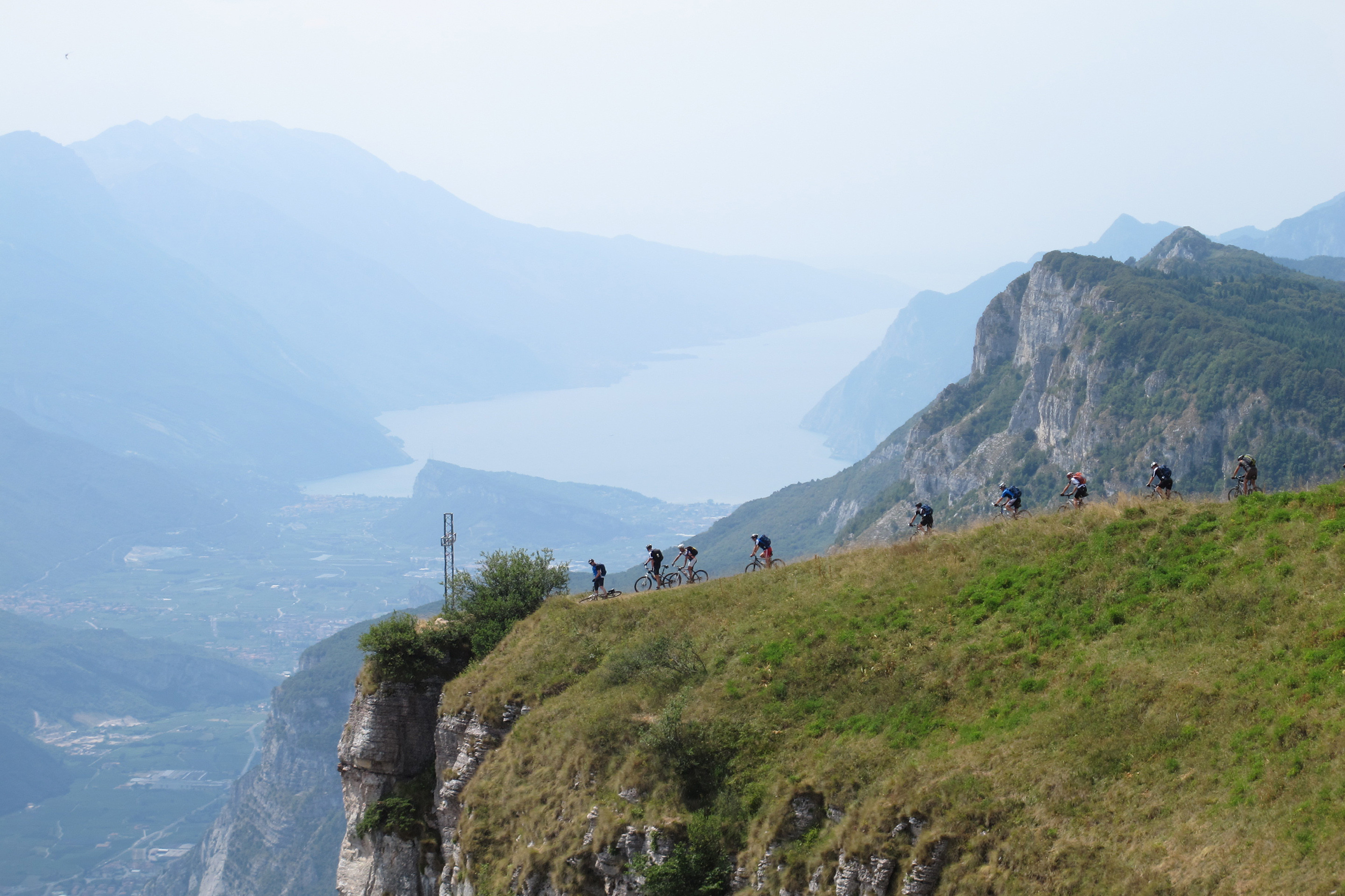 Zwei Mountainbiker in den Dolomiten beim Valparola Pass
