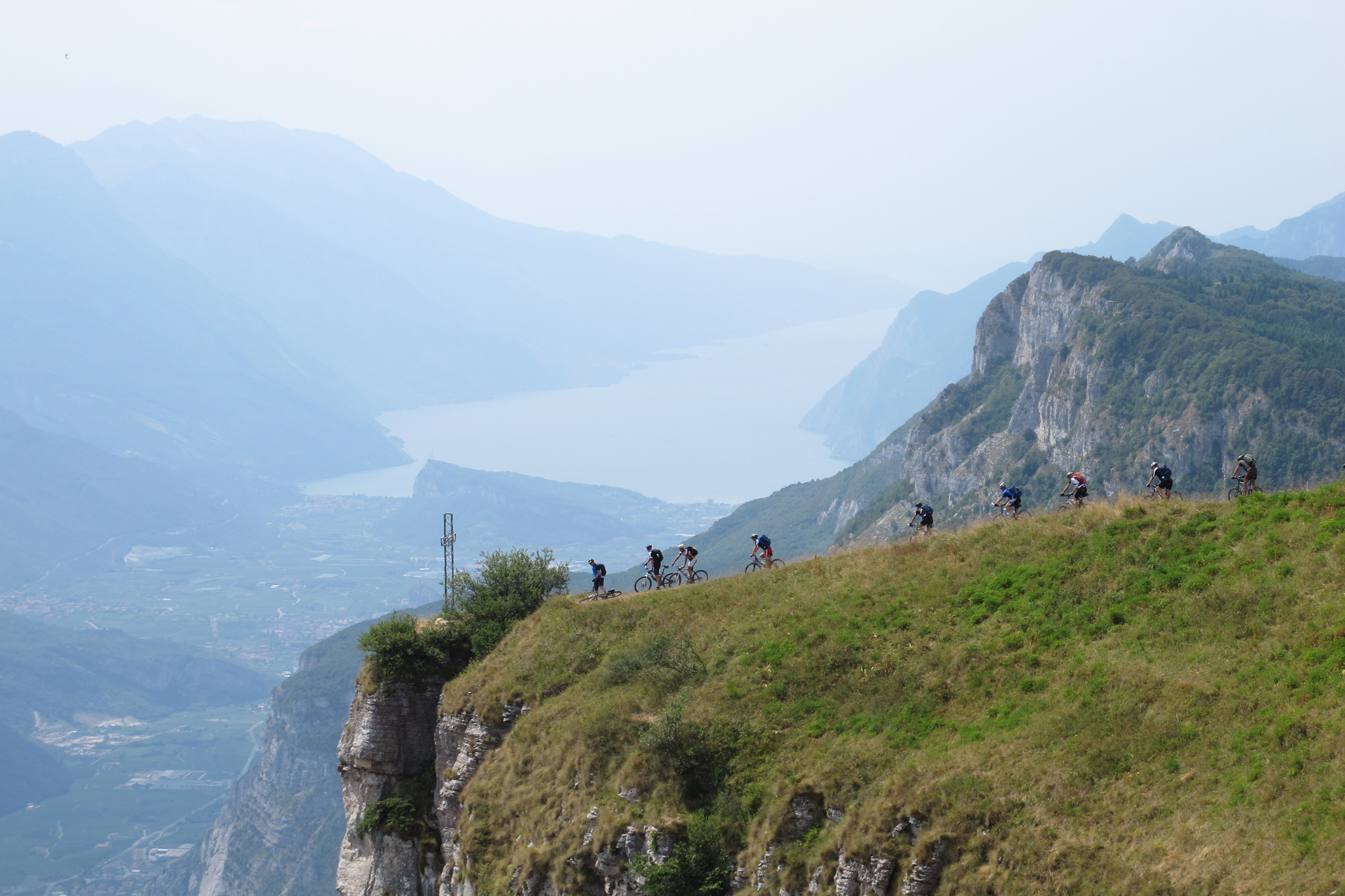 Zwei Mountainbiker in den Dolomiten beim Valparola Pass