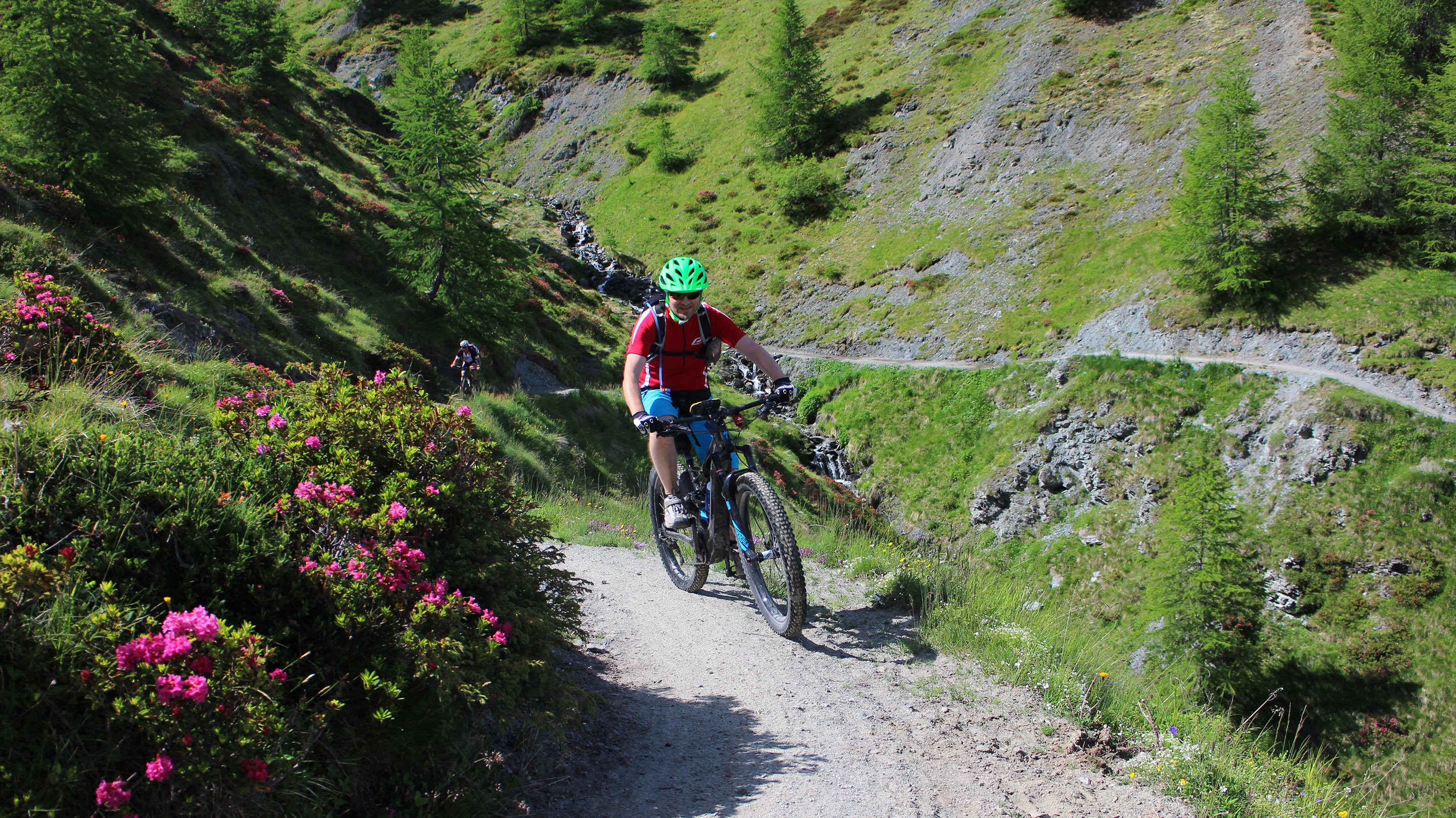 E-Biker fährt flowigen Trail bei Livigno