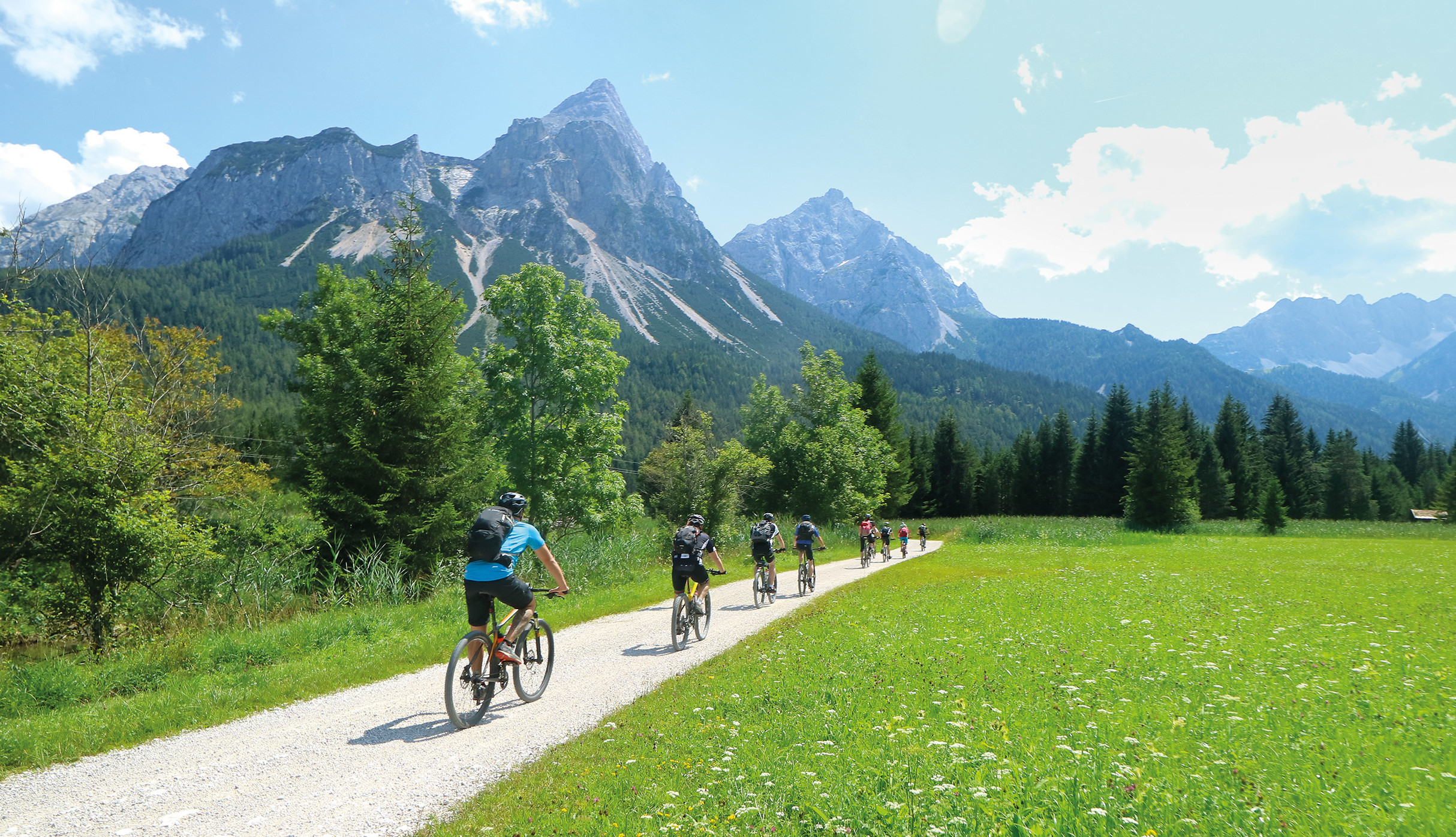 Mountainbiker fahren auf leichtem Weg zum Gardasee vorbei an Mieminger