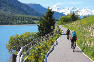 radfahrer_bei _alpenueberquerung_entlang_des_reschensee