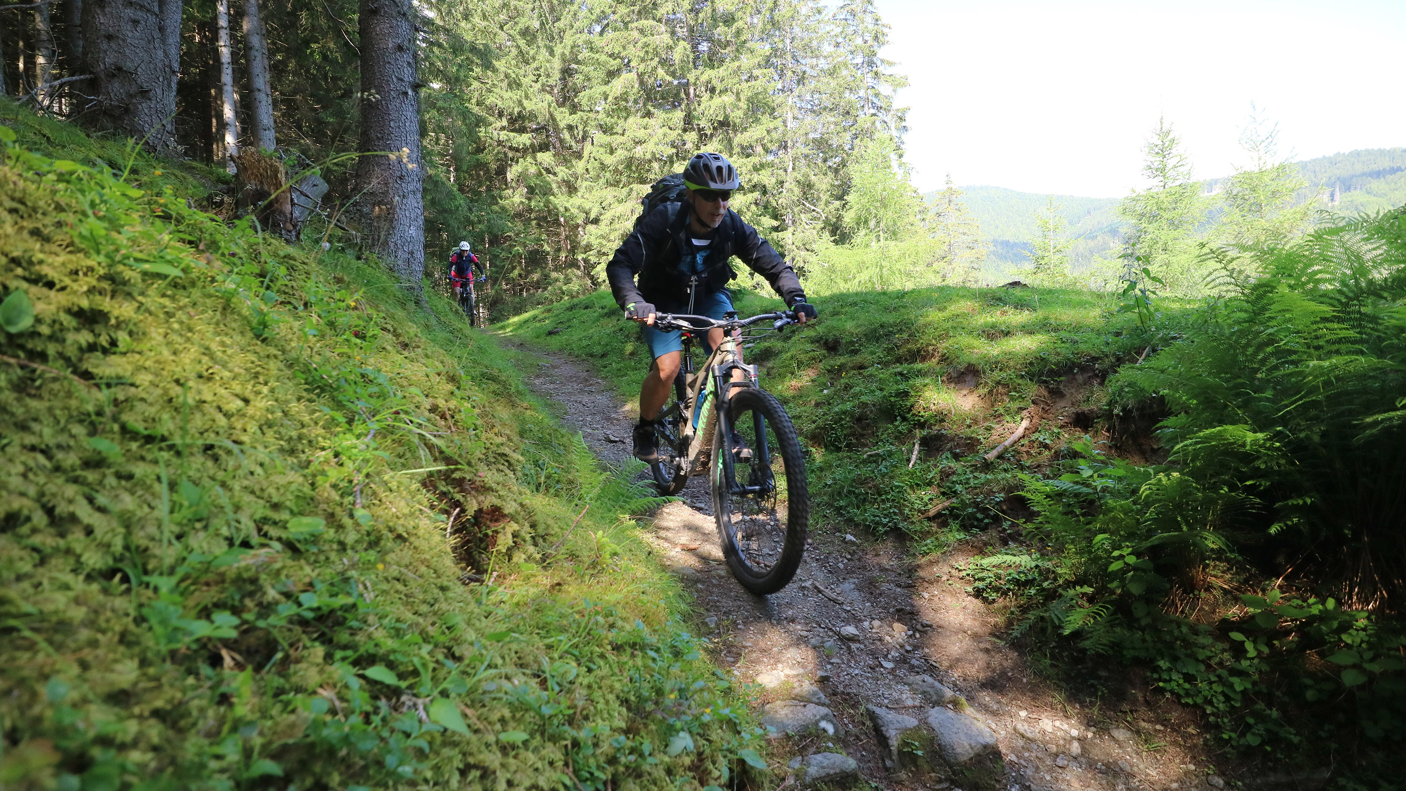 E-Biker fährt Trail bei der Rennsteig-Tour