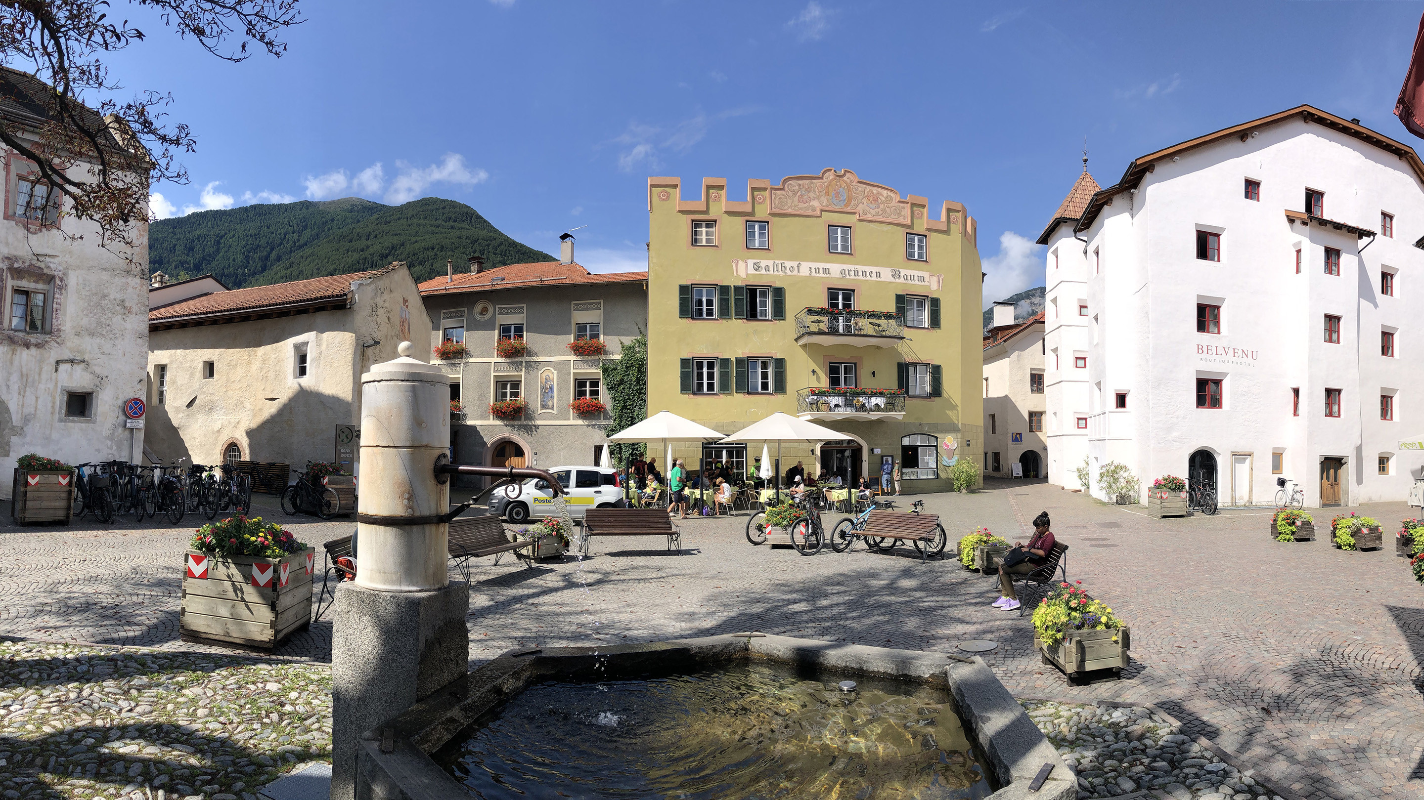 E-Biker machen Pause am Brunnen in Glurns