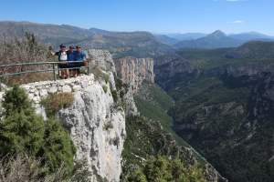 Mountainbiker bei Aussichtspunkt an der Verdonschlucht