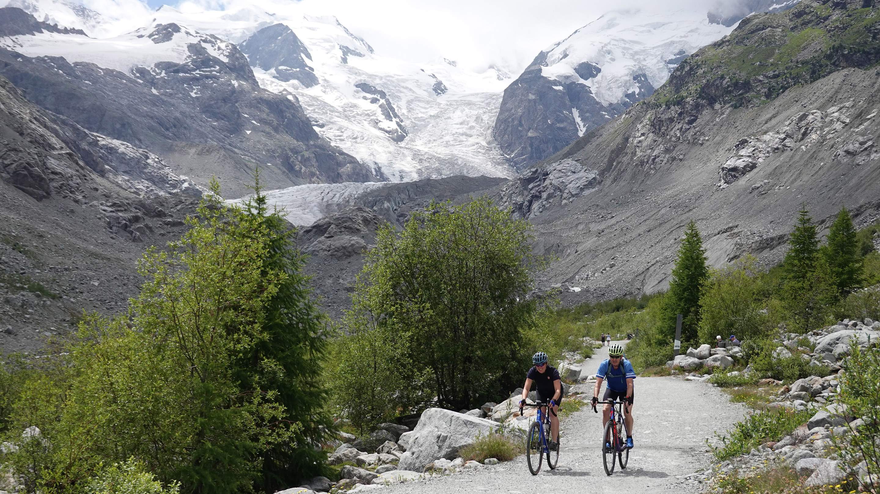 Gravelbiker beim Alpencross