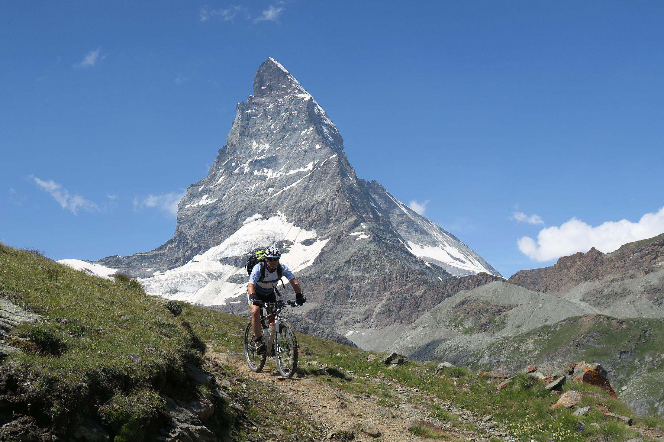 Mountainbiker fährt auf schwerem Trail nach Zermatt