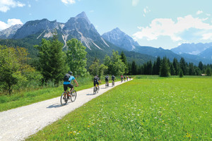 mountainbiker_fahren_auf_leichtem_weg_zum_gardasee_vorbei_an_mieminger