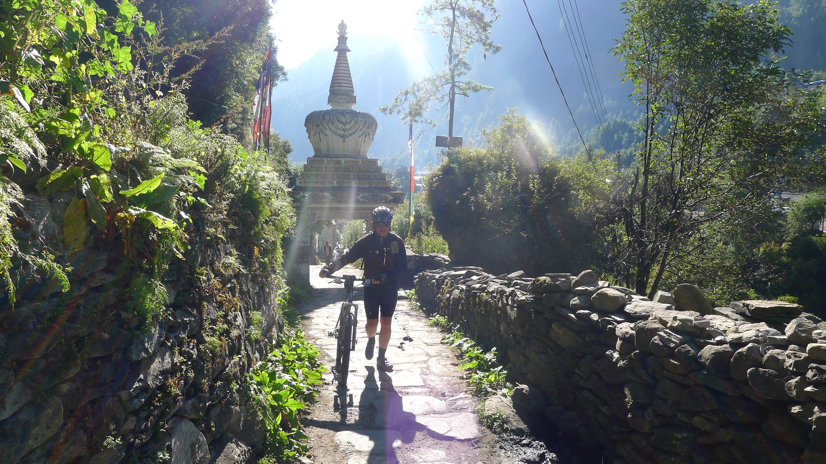 Mountainbiker schiebt sein MTB auf der Annapurna Runde im Himalaya mit MTB
