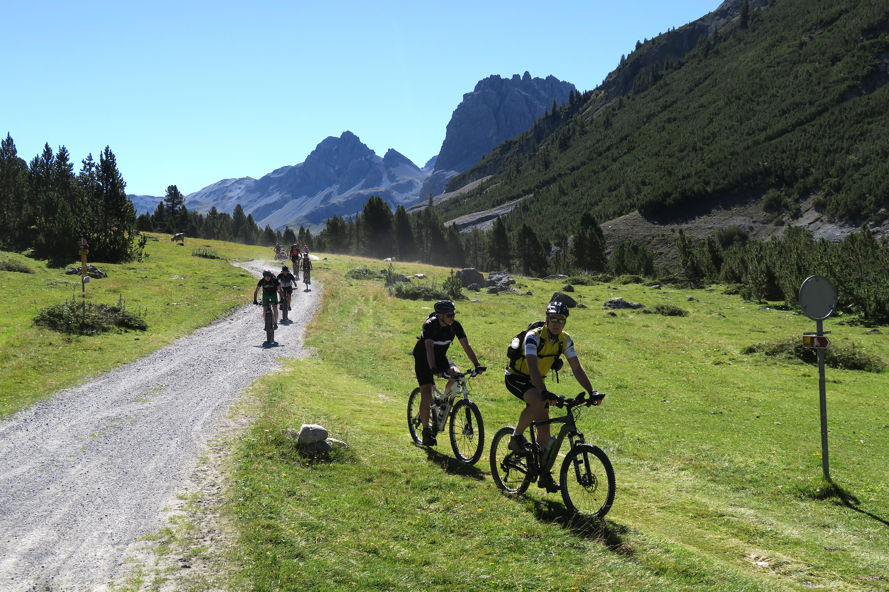 Mountainbiker bei Abzweig im Val Mora