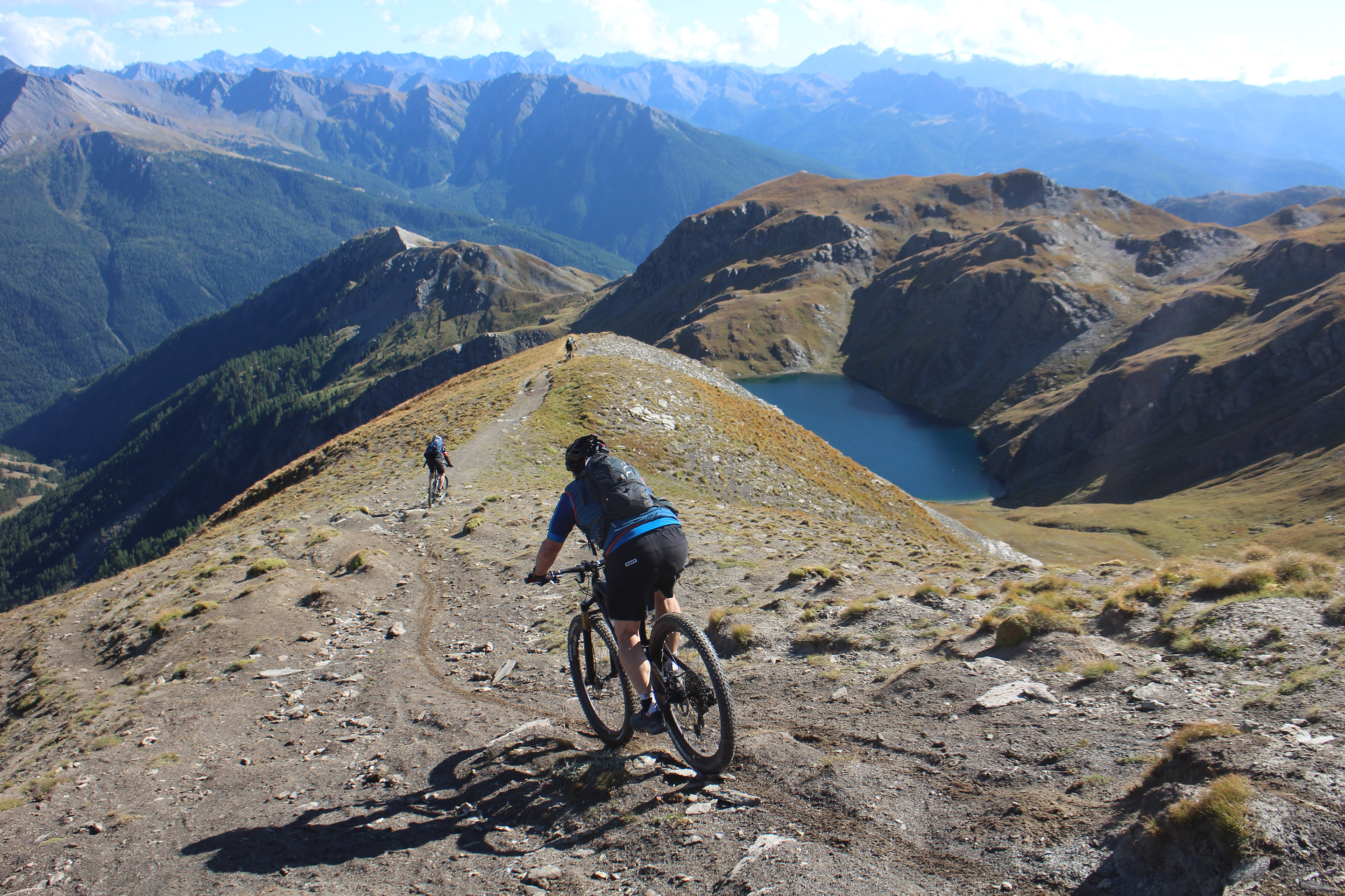 Zwei Mountainbiker in den Dolomiten beim Valparola Pass