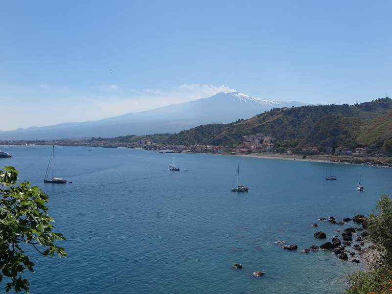 Ausblick auf das Meer und den Etna in Sizilien 