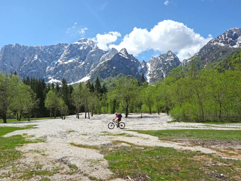 Mountainbiker auf dem Alpe Adria Trail vor den julischen Alpen