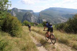 Mountainbiker fahren zur Verdon Schlucht