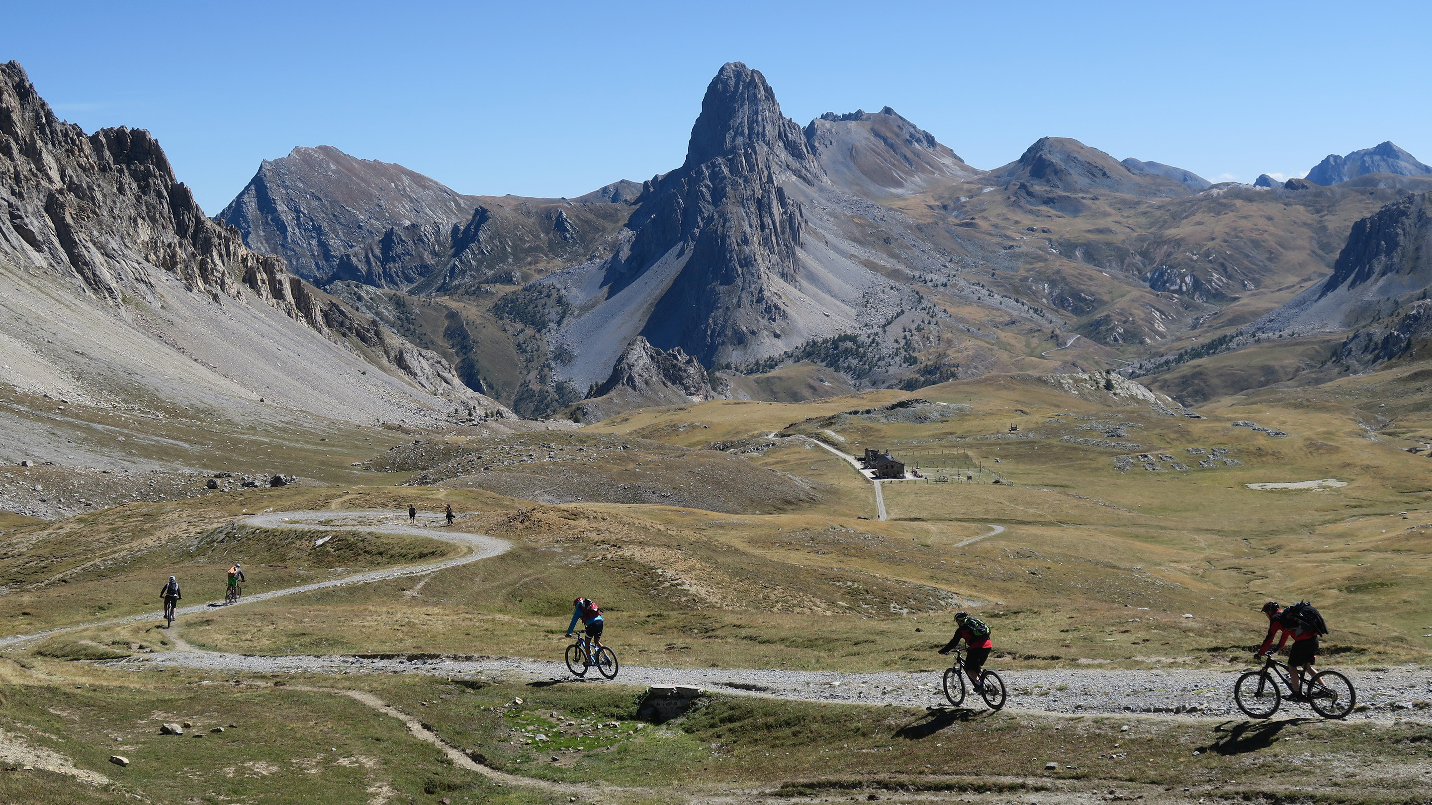 E-Biker fahren hinunter zum Rifugio Gardetta im Valle Maira