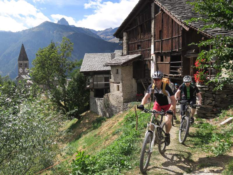 Mountainbiker im Valle Maira in Elva
