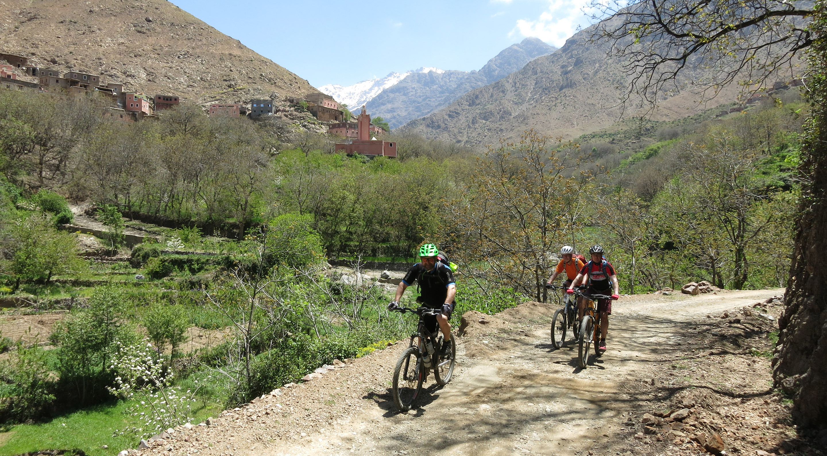 Mountainbike-Gruppe fährt über den hohen Atlas
